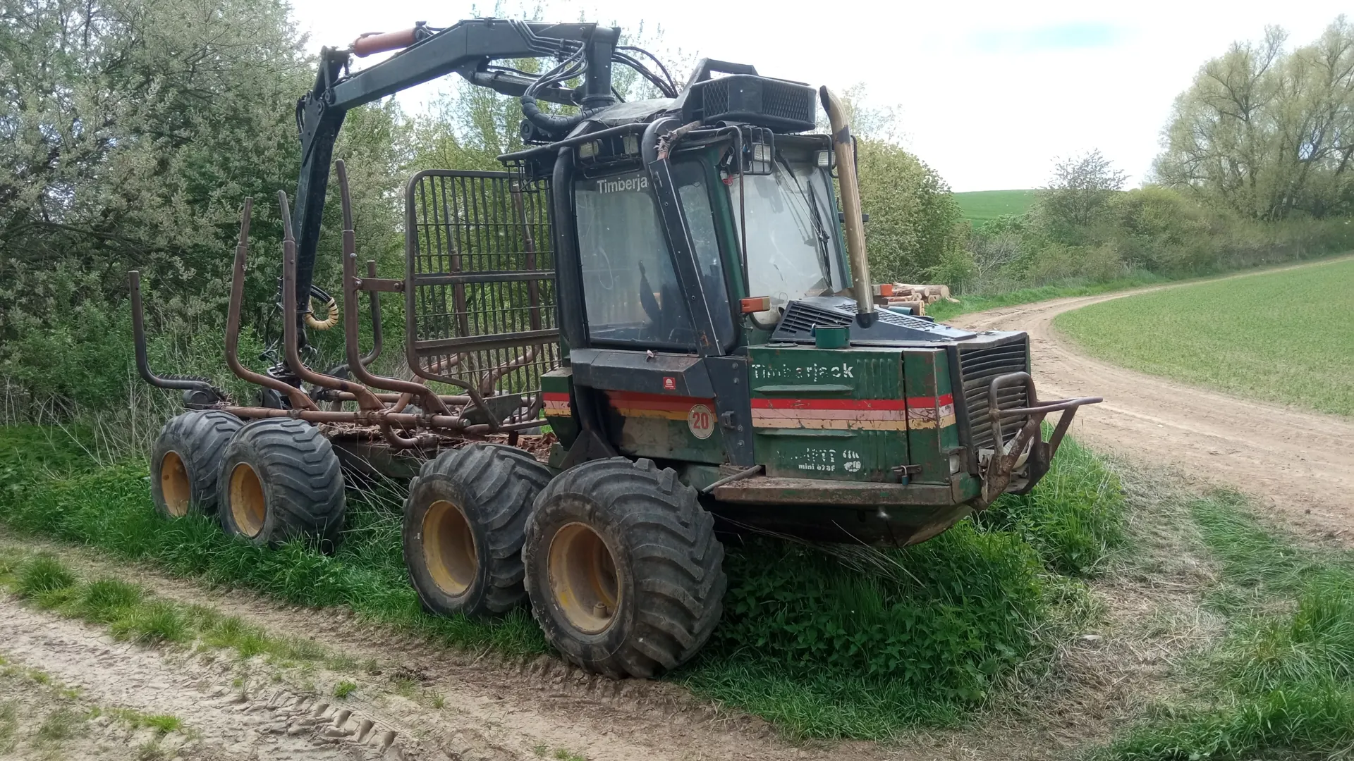 Vyvážecí traktor na lesní cestě